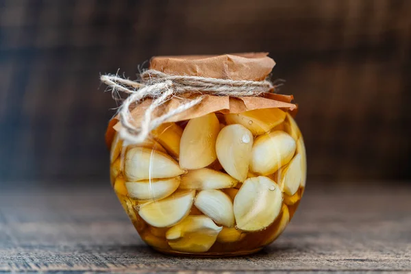 Sliced Garlic Cloves Honey Glass Jar Close Honey Infused Garlic — Stock Photo, Image