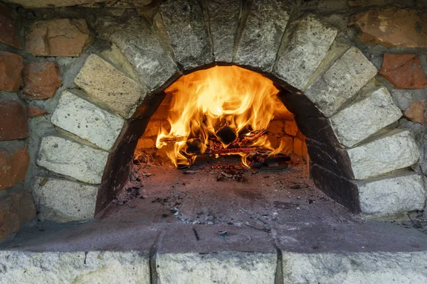 Horno Ladrillo Para Cocinar Fuego Ardiente Horno Piedra Cerca — Foto de Stock