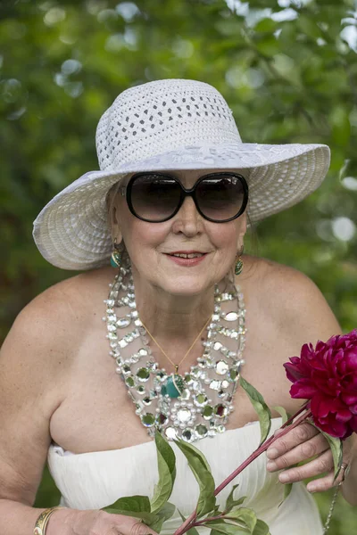 Retrato Uma Mulher Idosa Feliz Anos Idade Chapéu Palha Branco — Fotografia de Stock
