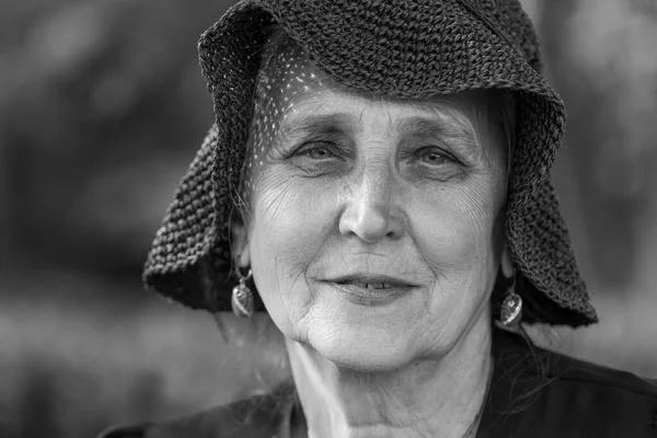Retrato Uma Mulher Idosa Feliz Anos Idade Chapéu Palha Fundo — Fotografia de Stock