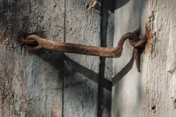 Çok Paslı Kapı Kancası Ahşap Kapıyı Kapatıyor Kapat Aynı Derecede — Stok fotoğraf