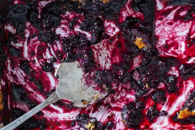 Seramik bir tencerede yabanmersinli tart kalıntıları, yakın çekim, üst manzara