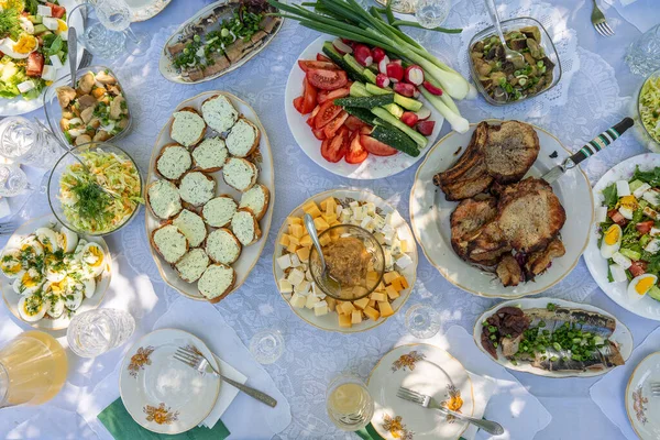 Masadaki Ukraynalı yemeklerle dolu masa yemek için. Bir sürü hazır yemek ve yiyecek olan masa, açık havada, kapatın.