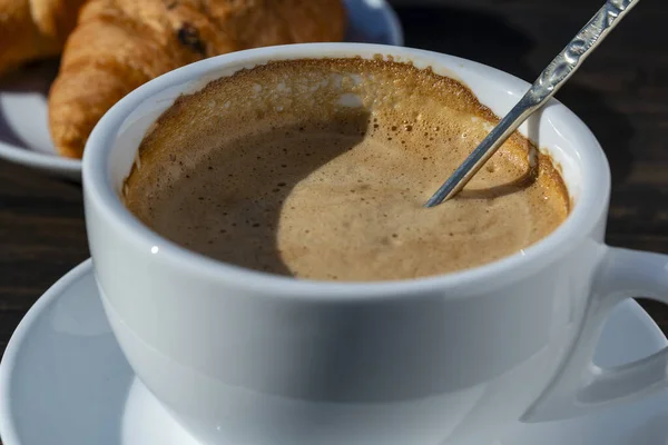 Mousse Épaisse Cappuccino Café Chaud Avec Cuillère Tasse Blanche Croissant — Photo