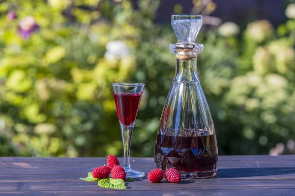 Hausgemachter Roter Himbeerschnaps Gläsern Und Einer Glasflasche Auf Einem Holztisch — Stockfoto