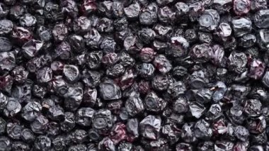 Arka planda yaban mersinini kurutun, döndürün, kapatın, üst manzara, makro. Vitaminleri korumanın bir yolu. Vejetaryen yemeği, sağlıklı ve yararlı.