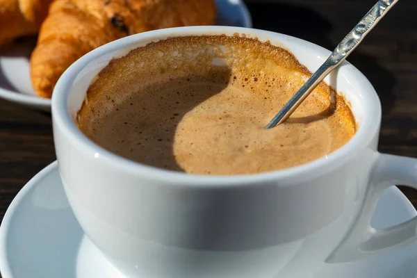 Silná Pěna Horkého Kávového Cappuccino Lžičkou Bílém Šálku Croissant Dřevěném — Stock fotografie