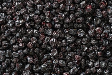 Arka planda kuru yaban mersini, yakın plan, üst manzara, makro. Vitaminleri korumanın bir yolu. Vejetaryen yemeği, sağlıklı ve yararlı. Kurutulmuş yaban mersini, yabanmersini