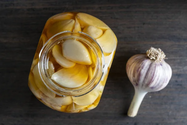 Honig Geschnittene Knoblauchzehen Über Dem Geöffneten Honigglas Ansicht Von Oben — Stockfoto