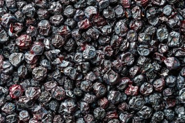 Arka planda kuru yaban mersini, yakın plan, üst manzara, makro. Vitaminleri korumanın bir yolu. Vejetaryen yemeği, sağlıklı ve yararlı. Kurutulmuş yaban mersini, yabanmersini