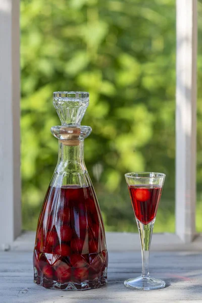 Acquavite Ciliegie Fatta Casa Bicchiere Vino Una Bottiglia Vetro Davanzale — Foto Stock