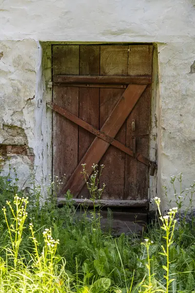 Stare Drewniane Drzwi Zamknięte Metalowym Zamkiem Rustykalnej Piwnicy Zbliżenie — Zdjęcie stockowe