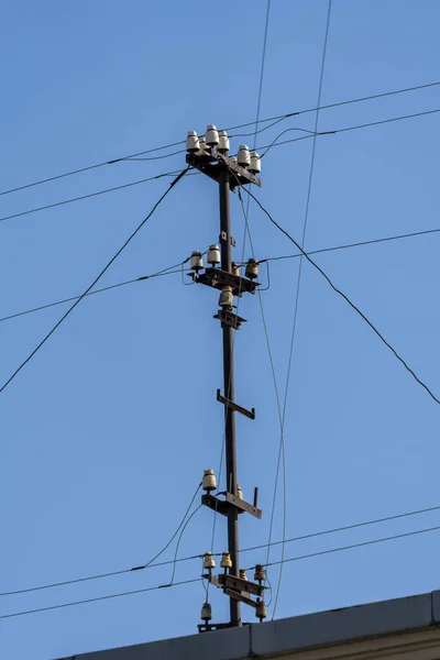 Distributie Van Elektrische Kabelnetten Het Dak Huizen Metalen Buis Met — Stockfoto