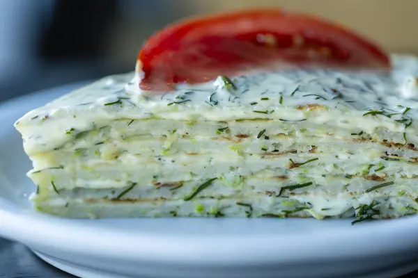 Zucchini Hartige Gelaagde Taart Met Rode Tomaat Groene Dille Witte — Stockfoto