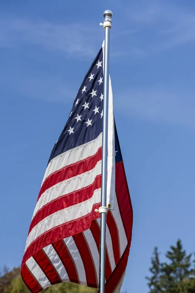Bandera Americana Sobre Fondo Azul Cielo Cerca —  Fotos de Stock