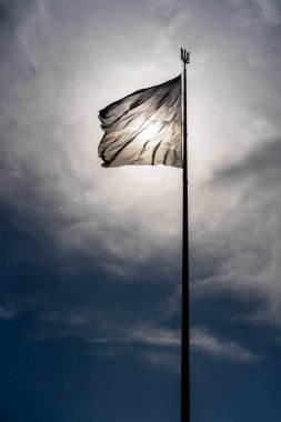 Ukrayna 'nın ulusal bayrağı rüzgarda dalgalanırken günbatımının mavi gökyüzünün arka planında