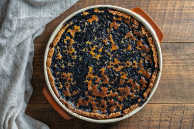 Böğürtlenli turta seramik kasede, ahşap masada, yakın plan, üst manzara