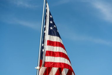 Mavi gökyüzü arkaplanı üzerinde Amerikan bayrağı, kapat