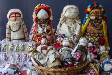 Ukrayna 'nın başkenti Kyiv' deki bir markette turistlere satılacak geleneksel bir tılsım bebeğinin yakın çekimi. Ukrayna motanka bebekleri