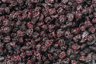 Arka planda kuru kırmızı kiraz, yakın çekim, üst manzara. Vitaminleri korumanın bir yolu. Vejetaryen yemeği, sağlıklı ve yararlı. Uzun vadeli depolama için kiraz