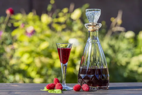 Hausgemachter Roter Himbeerschnaps Gläsern Und Einer Glasflasche Auf Einem Holztisch — Stockfoto