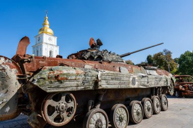Kyiv, Ukrayna - 19 Eylül 2023: Ukrayna 'nın savaş alanlarında imha edilen Rus askeri teçhizatı, Ukrayna' nın Kyiv kentindeki imha edilmiş Rus teçhizatı sergisinin bir parçası olarak görülüyor.