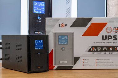Kyiv, Ukrayna - 11 Ağustos 2023: Yeni UPS LogicPower LPM-UL1550VA ofis masasında. LogicPower, yedek güç sistemleri ve alternatif enerji kaynaklarının önde gelen üreticilerinden biridir.