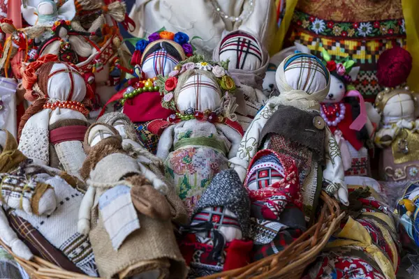 ウクライナのキエフのストリートマーケットで観光客に販売するための伝統的なアンテナの人形のクローズアップ ウクライナのモータンカ人形 — ストック写真