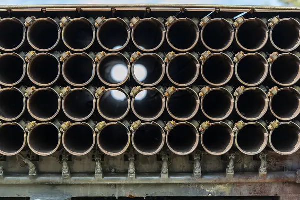 Barriles Del Lanzacohetes Múltiple Primer Plano Mira Través Los Tubos —  Fotos de Stock