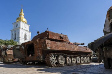 Kyiv, Ukrayna - 19 Eylül 2023: Ukrayna 'nın savaş alanlarında imha edilen Rus askeri teçhizatı, Ukrayna' nın Kyiv kentindeki imha edilmiş Rus teçhizatı sergisinin bir parçası olarak görülüyor.