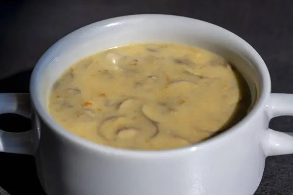 桌上放上一碗美味的自制蘑菇汤 — 图库照片