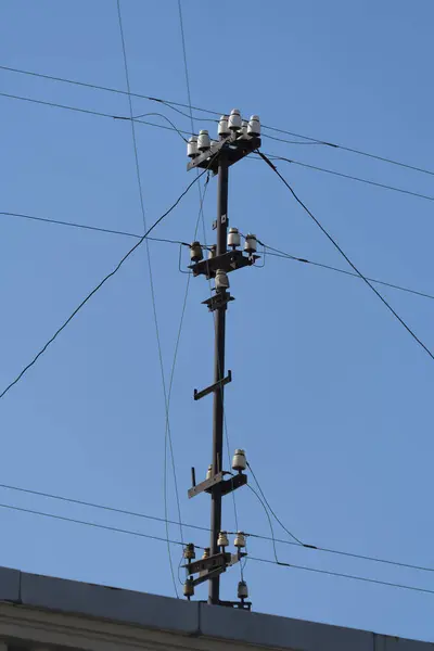Распределение Электрических Кабельных Сетей Крыше Домах Металлическая Труба Электрическим Проводом — стоковое фото