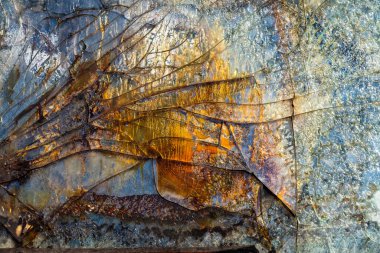 Rusya ve Ukrayna arasındaki savaş sırasında hasar görmüş ve yanmış bir askeri piyade savaş aracının zırhlı camı. Saldırı ve yangın sonrası zırh delici camların arkaplan ve dokusu