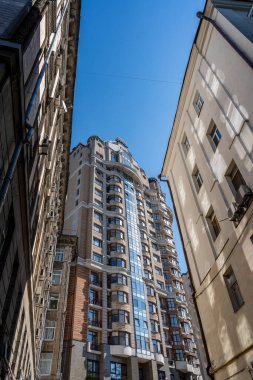 Ukrayna 'nın başkenti Kyiv' in merkezinde güzel bir gökdelen mavi gökyüzüne karşı. Modern mimari kavramı