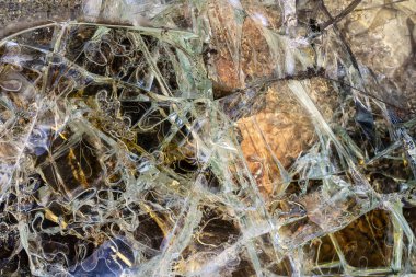 Rusya ve Ukrayna arasındaki savaş sırasında hasar görmüş ve yanmış bir askeri piyade savaş aracının zırhlı camı. Saldırı ve yangın sonrası zırh delici camların arkaplan ve dokusu