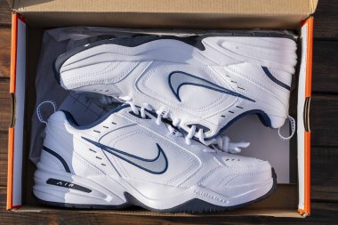 Kyiv, Ukrayna - 05 Ekim 2023: Güzel yeni Nike Hava Kuvvetleri beyaz erkek spor ayakkabıları kutuda, yakın plan, üst manzara