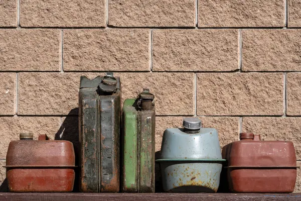 Muitos Velhos Latas Combustível Ferro Enferrujado Uma Mesa Perto Garagem — Fotografia de Stock