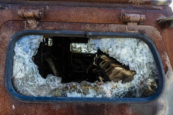 Einschussloch Panzerbrechendem Glas Panzerbrechendes Glas Eines Beschädigten Militärischen Infanterie Kampffahrzeugs — Stockfoto