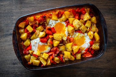 Fırında pişmiş sebzeyle yumurtanın karışımını cam bir tabakta pişirmek için, yakın çekim, üst manzara