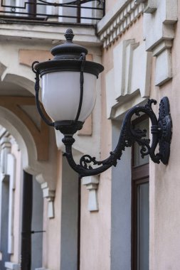 Taş bir binanın ön cephesinde klasik bir sokak feneri. Duvar lambası, Kyiv, Ukrayna, kapatın.