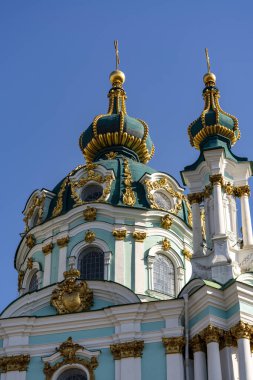St. Andrew 's kilise kubbesi mavi gökyüzü arka planında altın haçla kaplı. Kyiv şehri, Ukrayna. Mimarlık ve din kavramı
