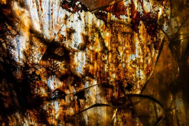 Rusya ve Ukrayna arasındaki savaş sırasında hasar görmüş ve yanmış bir askeri piyade savaş aracının zırhlı camı. Saldırı ve yangın sonrası zırh delici camların arkaplan ve dokusu