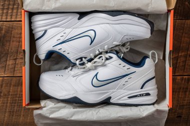 Kyiv, Ukrayna - 15 Ekim 2023: Güzel yeni Nike Hava Kuvvetleri beyaz erkek spor ayakkabıları kutuda, yakın plan, üst manzara