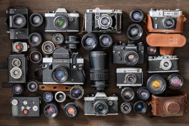 Kyiv, Ukrayna - 27 Ekim 2023: Çeşitli vintage fotoğraf makineleri, 35 mm film ve eski lensler SSCB 'de üretildi.