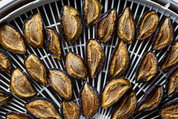 Kuru erikleri kurutma tepsisinde kurutucu için, kapat. Vitaminleri korumanın bir yolu. Vejetaryen yemeği, sağlıklı ve yararlı.