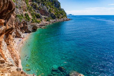 Pasjaca plajı, Hırvatistan - Sep 01, 2021: Avrupalı turistler Hırvatistan 'ın Dubrovnik kenti yakınlarındaki Adriyatik Denizi üzerindeki Avrupa' nın en iyi plajında dinleniyorlar