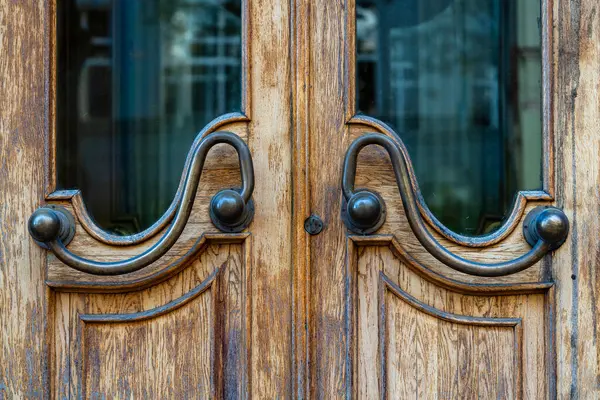 青銅のハンドルとガラスが付いている暗い古い茶色のドア 通りの反射が付いている窓が付いている木のドア 閉まる — ストック写真