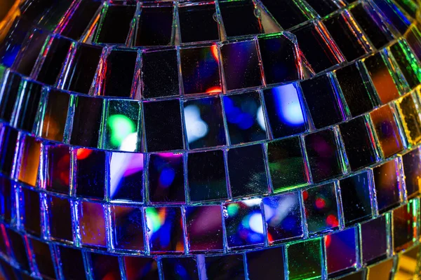 Espelho Brilhante Brilhante Bola Discoteca Refletindo Luz Quarto Escuro Perto — Fotografia de Stock