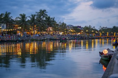 Hoi An, Vietnam - 15 Mart 2020 Hoi An 'da gece manzarası ve renkli restoranlar. Hoi An, Vietnam 'ın ortasında Da Nang yakınlarındaki bir şehirdir ve nehir kıyısındaki iyi korunmuş eski kasabasıyla ünlüdür.