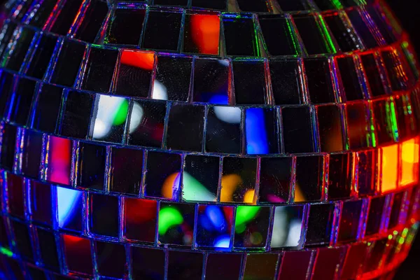 亮晶晶的镜面迪斯科球 在黑暗的房间里反射光线 假日概念 — 图库照片